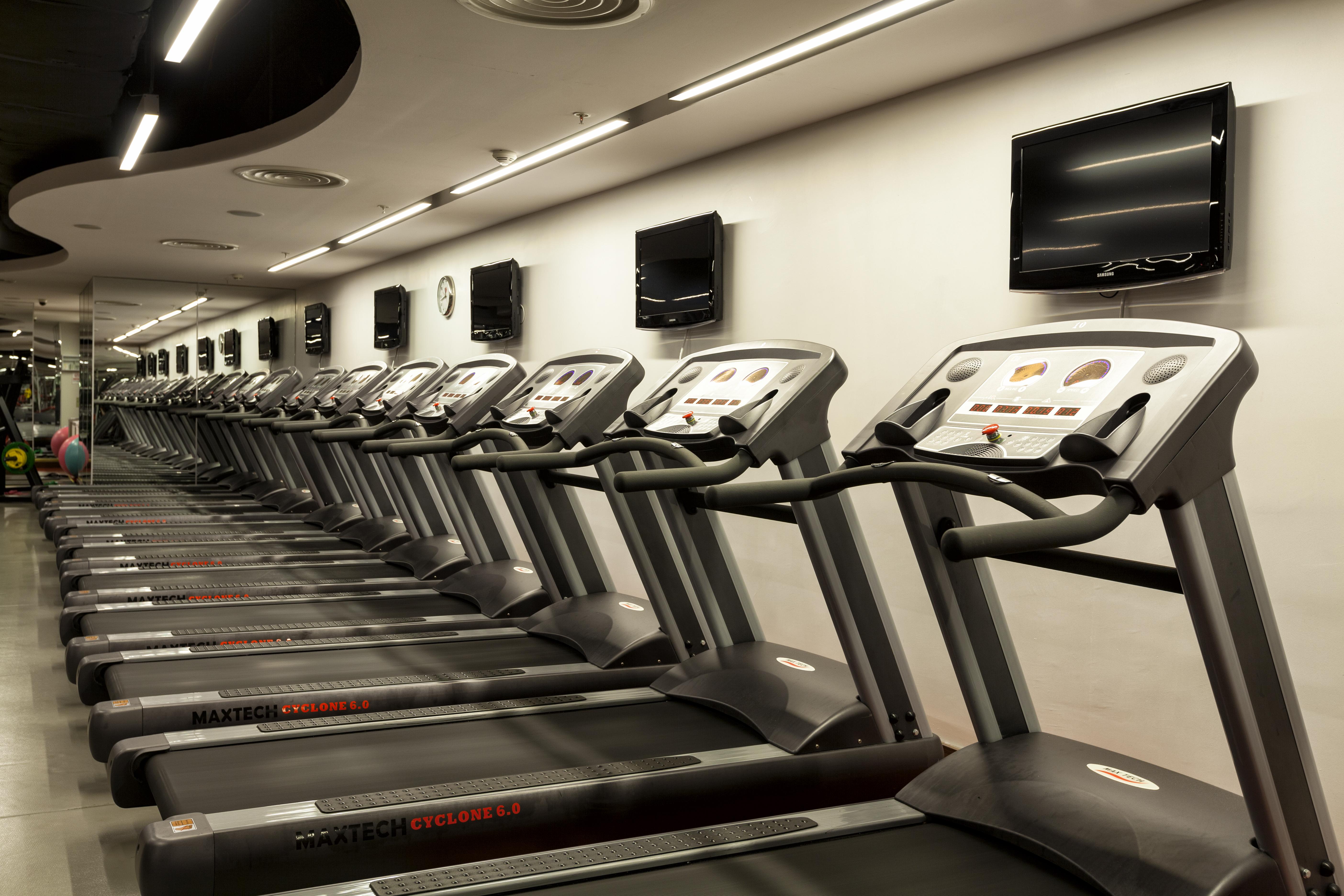 Ramada Plaza By Wyndham Izmit Hotel Kocaeli Exterior photo A row of treadmills