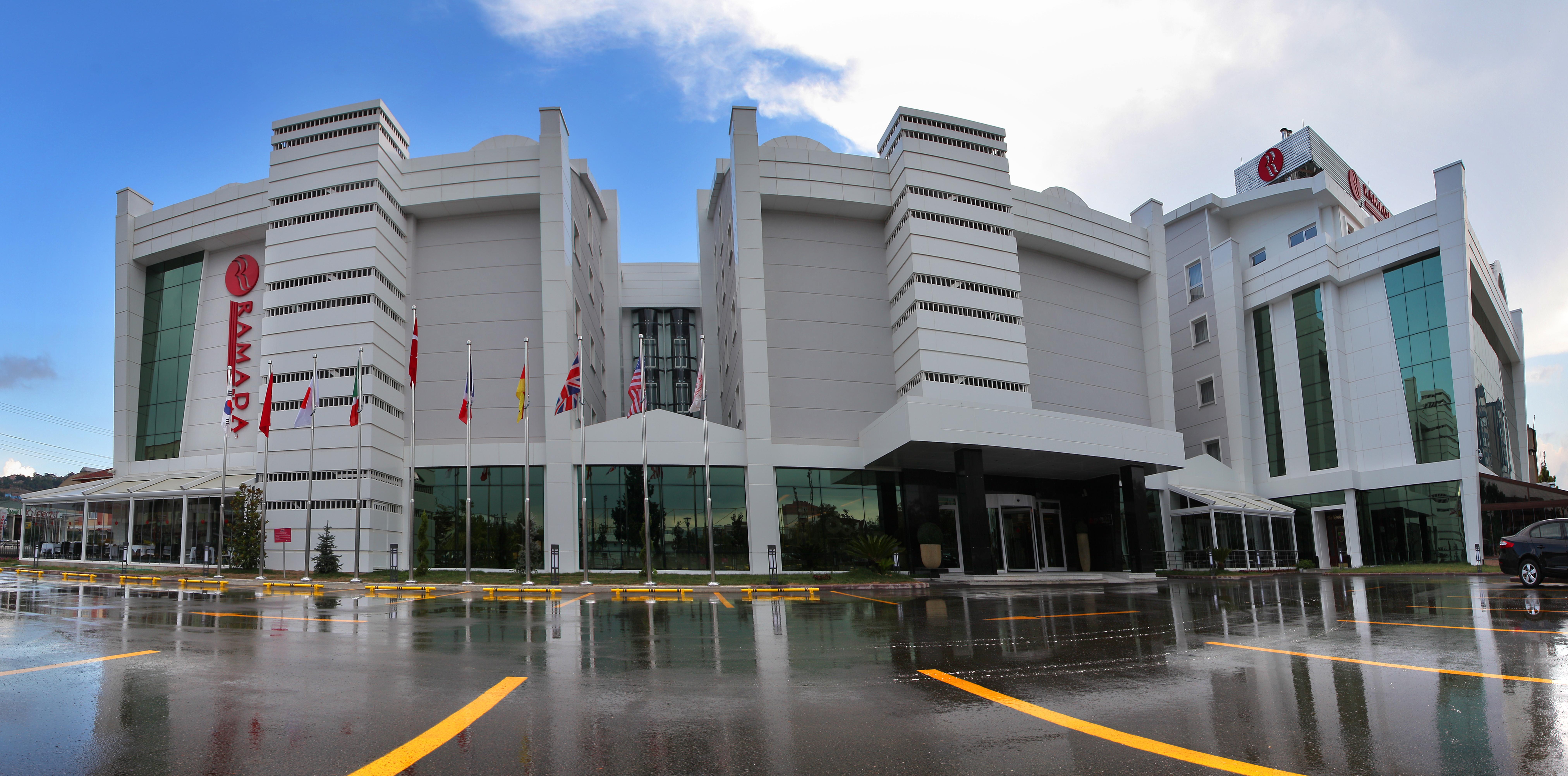 Ramada Plaza By Wyndham Izmit Hotel Kocaeli Exterior photo The hotel's main entrance