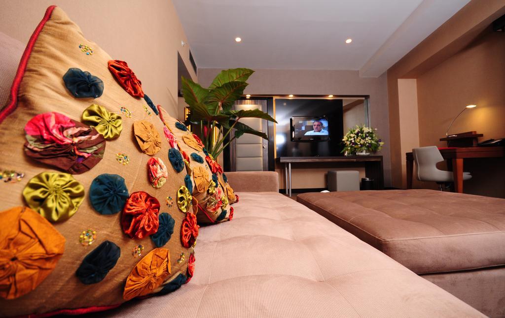 Ramada Plaza By Wyndham Izmit Hotel Kocaeli Exterior photo A room at the hotel