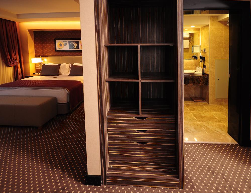 Ramada Plaza By Wyndham Izmit Hotel Kocaeli Exterior photo A room at the hotel