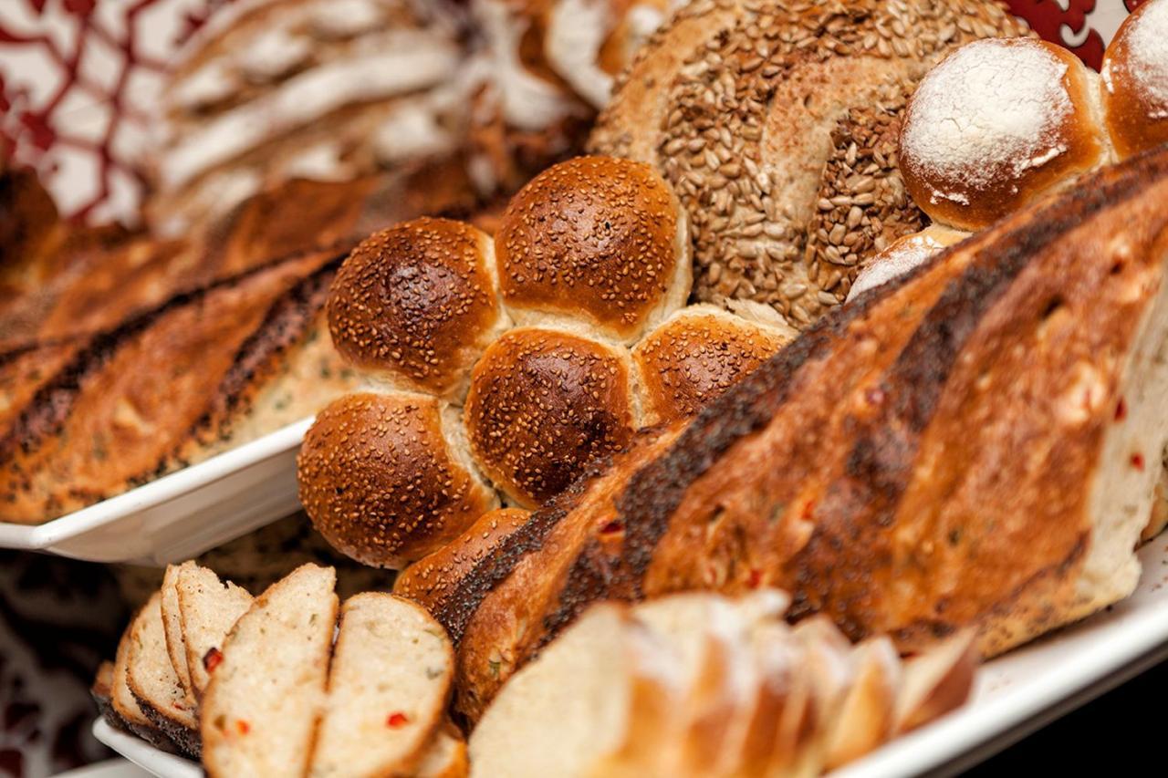 Ramada Plaza By Wyndham Izmit Hotel Kocaeli Exterior photo Assorted breads